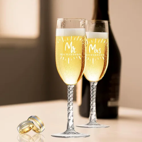 Vista 4 de Mr and Mrs - Juego de copas de champán con caja de madera grabada, elegantes copas de brindis de boda, regalo para novia y novio, compromiso