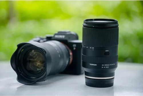 Vista 4 de Tamron 28-200 F/2.8-5.6 Di III RXD para Sony Mirrorless Full Frame/APS-C E-Mount, Número de Modelo: AFA071S700, Negro