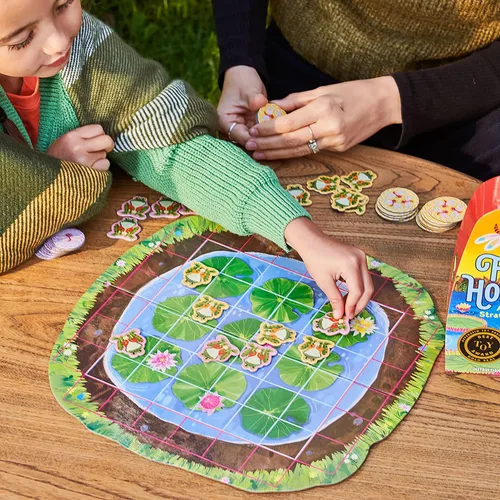 Vista 4 de eeBoo Juego de mesa con forma de rana Hopkins, galardonado juego de estrategia espacial y salto de ranas, diversión sin pantalla para 2 a 4