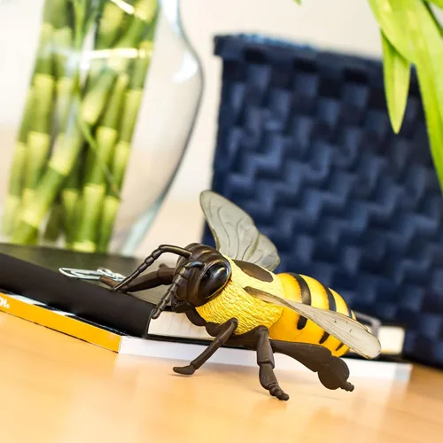 Vista 6 de Safari Ltd. Figura de abeja de miel, figura realista de modelo de 5.5 pulgadas, juguete educativo para niños, niñas y niños a partir de 3 años