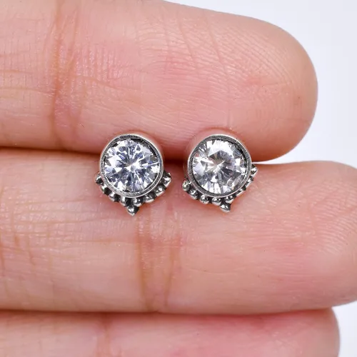 Vista 82 de Round Gemstone Stud Design 2