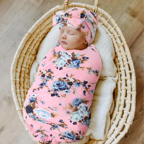 Vista 2 de DRESHOW BQUBO Manta de Recepción para Recién Nacido con Conjunto de Gorro con Lazo Estampado de Flores Manta Envolvente para Bebé con Gorro