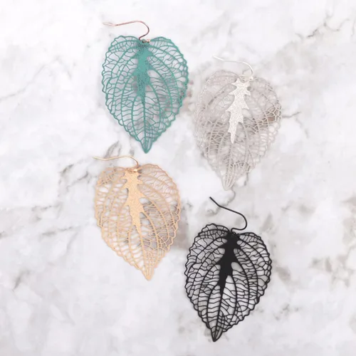 Vista 2 de Aretes bohemios delicados y metálicos ligeros con recortes Filigrana madera pétalo hoja, árbol de la vida ganchos colgantes
