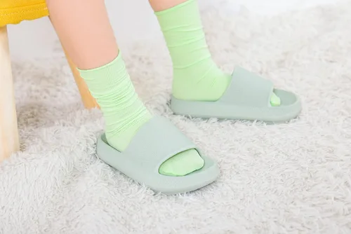 Vista 6 de Youecci Sandalias de nube para niños, sandalias de ducha, sandalias de baño, piscina, cómodas pantuflas de suela gruesa, zapatos de playa
