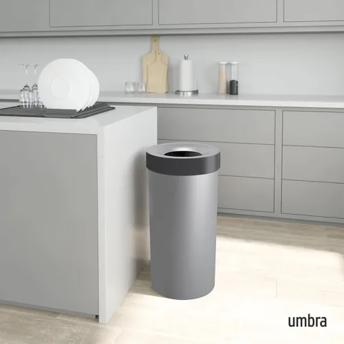 Vista 2 de UMBRA Vento - Bote de basura para cocina con parte superior abierta, gran capacidad de 16 galones (62 litros), color gris Gris/Níquel