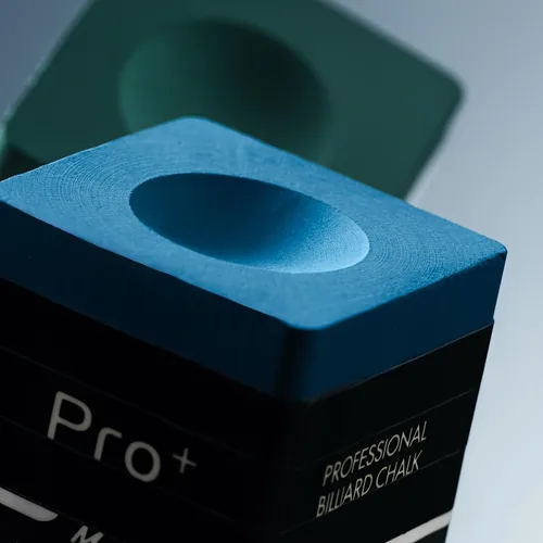Vista 4 de TP Pro+ TurningPoint - Tiza profesional para billar con soporte de aluminio, disponible en azul y verde