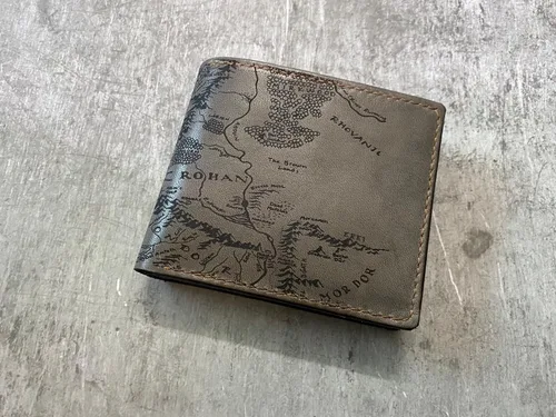 Vista 22 de Billetera vintage hecha a mano para hombre – Cuero auténtico plegable con grabado de mapa, regalo personalizable, Castaño, medio, Billetera plegable