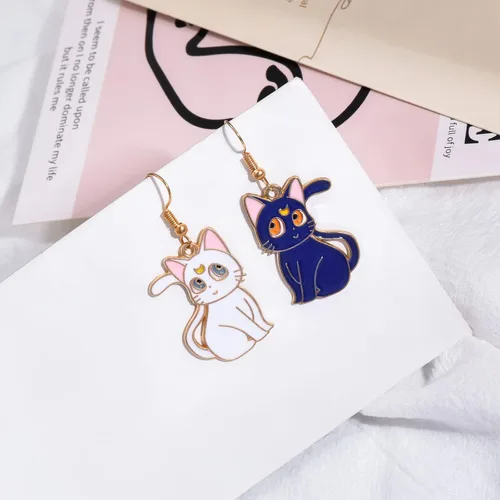 Vista 2 de Pendientes de gato de Sailor Luna de anime lindos aretes de gato blanco para niñas y mujeres, joyería de dibujos animados, Zinc, No es una piedra