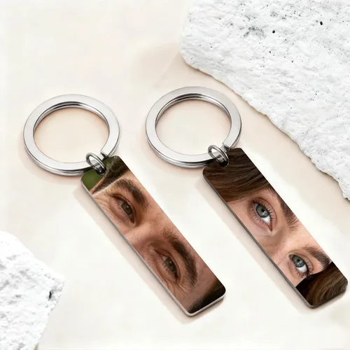 Vista 4 de Llaveros personalizados con foto de ojo, llaveros personalizados para ojos, texto grabado, regalo personalizado de acero inoxidable de doble cara