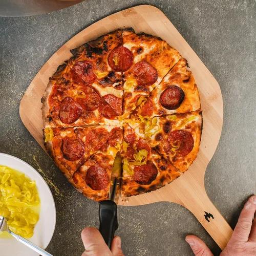 Vista 5 de Solo Stove Pala de Pizza de Bambú Tabla de Servir de Madera, Pala de Pizza con Capas de Bambú Laminado, Accesorio para Hornos de Pizza Pi