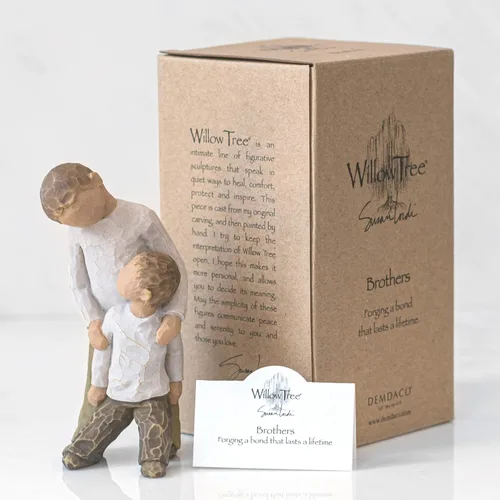 Vista 5 de Willow Tree Hermanos, forjando un vínculo que dura toda la vida, dos niños apoyados uno contra el otro, la figura refleja las relaciones familiares