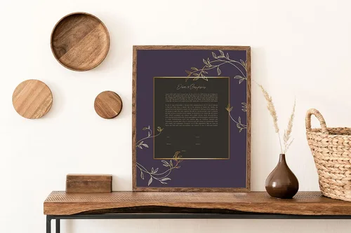 Vista 3 de Maybie & Co. Arte de Ketubah floral morado y dorado enmarcado personalizado Contrato de amor de arte judío Contrato de matrimonio interreligioso