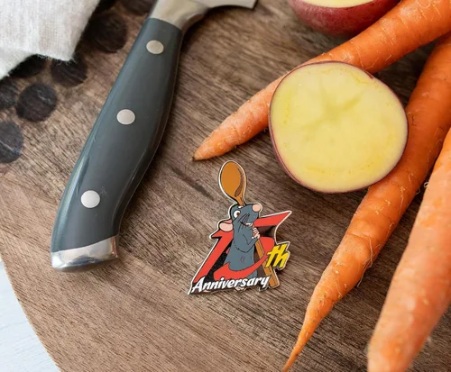 Vista 5 de Disney Pin esmaltado Pixar Ratatouille 15 aniversario Exclusivo SDCC 2022