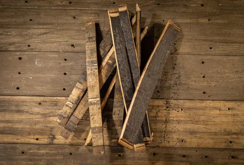Vista 2 de Juego de 10 auténticos palos de barril de roble bourbon/whisky para proyectos de bricolaje, manualidades y decoración de paredes - Midwest Barrel