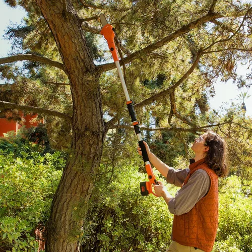 Vista 3 de Ukoke Potente sierra de poste inalámbrica de 40 V y 8 pulgadas con batería de 2.0 Ah y cargador incluidos, haz que podar árboles sea muy fácil