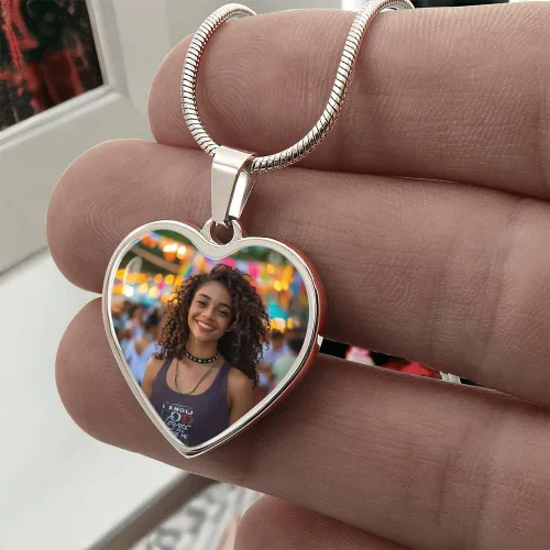 Vista 4 de Collar de corazón de plata con foto personalizada pon tu imagen favorita en esta joyería con tu mensaje personalizado grabado como un regalo