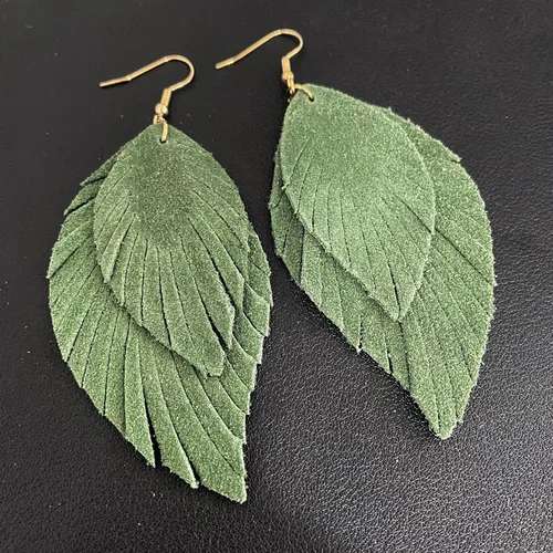 Vista 3 de Aretes colgantes hechos a mano, de piel auténtica, con flecos, de doble pluma, de color ligero, de poliuretano, para mujeres y niñas, joyería de moda