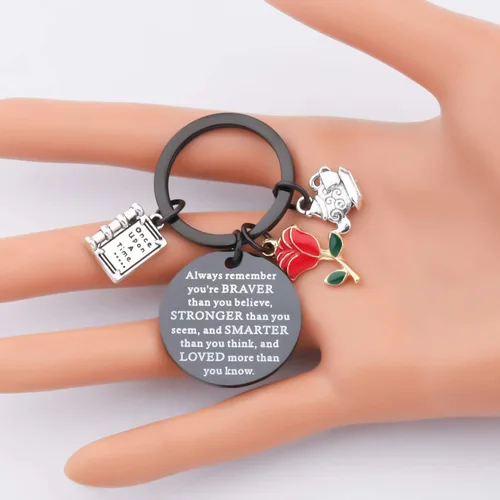 Vista 4 de Llavero de joyería de cuento de hadas con dije de rosa de Belle, regalos inspiradores, siempre recuerda que eres más valiente de lo que crees