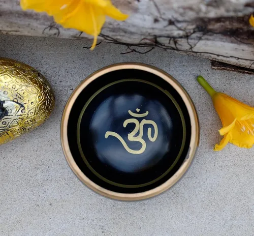Vista 3 de DharmaObjects - cuenco para cantar el Om de la paz, para meditación relajante de yoga. Juego de almohadilla de seda, juego de martillo de Negro