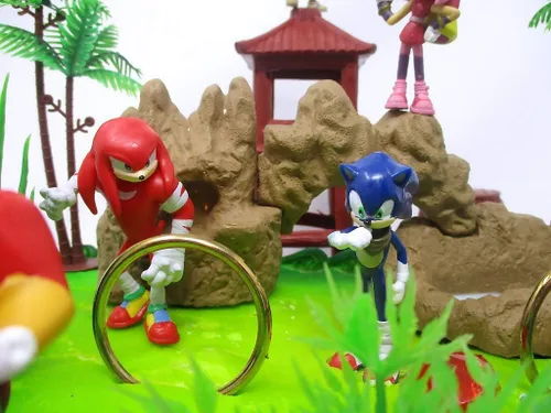 Vista 2 de Sonic the Hedgehog Deluxe Cake Topper Set con Sonic and Friends (diseño único)