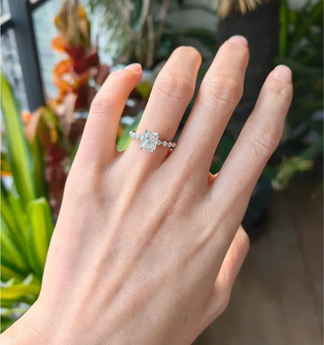 Vista 4 de DovEggs Center 2ct 6X8mm G-H-I Color Radiant Cut Moissanite Engagement Ring Solitaire with Accents 14K Gold Quality Silver Engagement Ring for Women