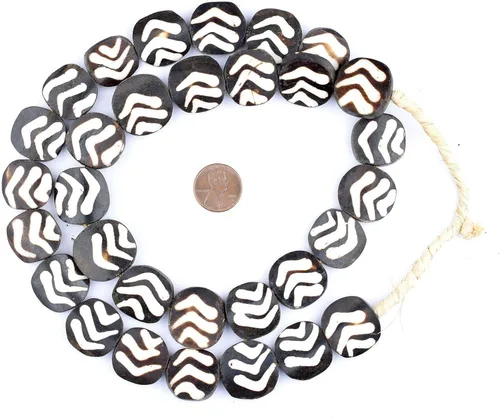 Vista 2 de The Bead Chest Sideways Arrow Batik Bone Beads Circular 0.866 in Kenia African Black and White Flat Large Hole 33 Pulgadas Strand Handmade