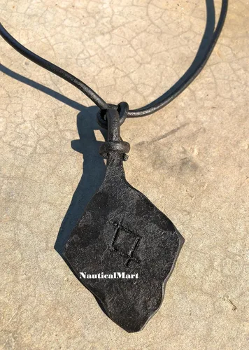 Vista 2 de Collar de talismán con colgante nórdico de hierro forjado Inguz Ingwaz Yngvi Rune Viking Amuleto Rúnico, Hierro, No es una piedra preciosa