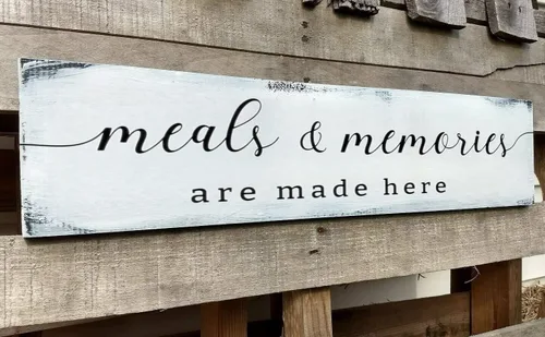Vista 7 de Letrero de cocina con texto en inglés "In This Kitchen We Dance" (En esta cocina bailamos) colgante de madera rústica para pared, decoración