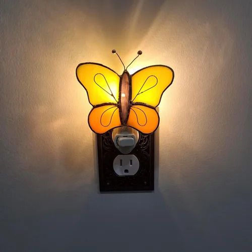 Vista 5 de Gift Essentials Luz nocturna enchufable de mariposas amarillas y naranjas - Luz nocturna de vidrio manchado con interruptor basculante