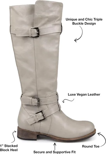 Vista 2 de Journee Collection Botas Bite para mujer con punta redonda y detalle de triple hebilla