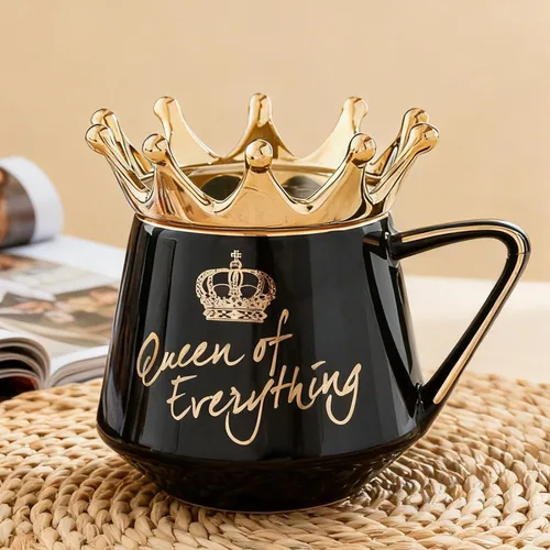 Vista 3 de Arawat Queen of Everything - Taza con tapa, taza negra dulce con corona de café, taza de 12 onzas, regalo con cuchara y posavasos, taza de té