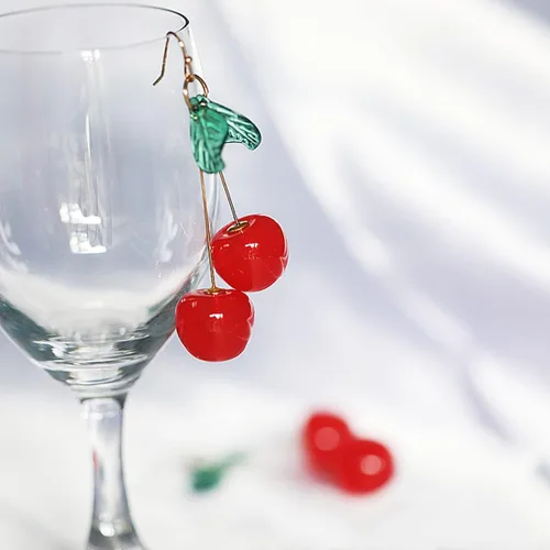 Vista 4 de Bonitos aretes de cereza para mujeres y niñas, divertidos aretes colgantes de fruta roja, chapados en oro de 18 quilates, dije de hoja verde, borla