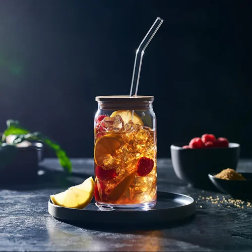 Vista 4 de Le'raze Juego de 4 vasos patentados Can Shaped con tapas y pajitas de bambú – Vasos de agua transparente de 16 onzas para café helado, té, cócteles