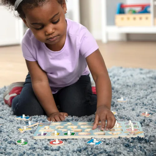 Vista 7 de Melissa & Doug Disney Classics - Rompecabezas de madera con diseño del alfabeto (26 piezas)