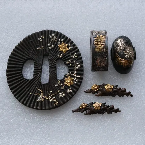Vista 16 de Espada samurái japonesa Koshirae-Tsuba Fuchi Kashira Menuki Cobre chapado en oro