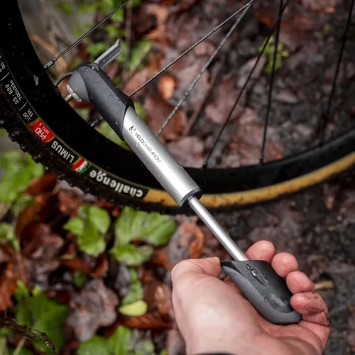 Vista 2 de VeloChampion Mini bomba de bicicleta de aleación adecuada para Presta, Schrader y Dunlop, portátil, compacta, duradera y fácil de usar