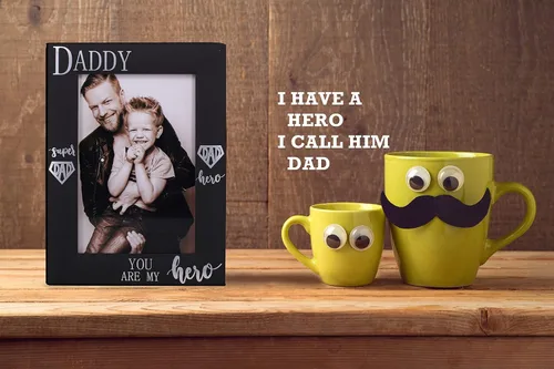 Vista 2 de DADDY YOU ARE MY Hero - Marco de fotos para el día del padre, regalo para papá, metal negro grabado 4 x 6 pulgadas (DADDY HERO vertical)