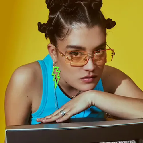 Vista 2 de Aretes de neón de los años 80 y 90 para mujer, coloridos aretes colgantes geométricos con iluminación retro para traje de los años 80 para mujer