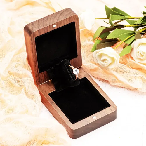 Vista 7 de Caja de anillos giratorios de madera para propuesta de compromiso, funda de almacenamiento de anillos con cierre magnético, soporte portátil