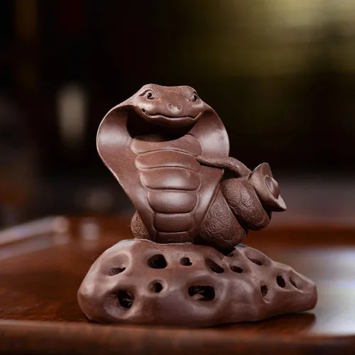 Vista 2 de Slowtee Yixing - Figuras de té de arcilla morada para mascotas, rey cobra, adornos de mesa de té de arena morada para decoración, serpiente