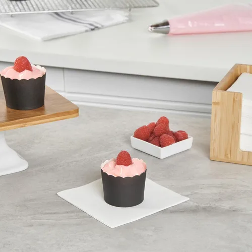 Vista 8 de Restaurantware Paquete de 200 moldes de papel para cupcakes de 3.38 onzas, resistentes a la grasa, festoneados para horno, elegantes tazas