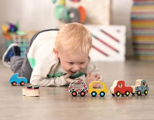 Vista 2 de B. toys Juego de autos de juguete de madera con 6 vehículos coloridos para niños y niños pequeños - Camiones duraderos - Fácil - Juguetes para niños