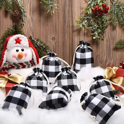 Vista 4 de Boao 24 piezas Bolsas de Navidad Bolsas de regalo con cordón de Navidad a cuadros de búfalo envoltura de regalo de algodón bolsa de dulces