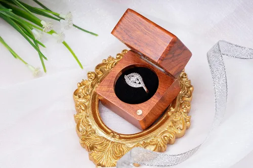 Vista 3 de Caja de anillos de madera Caja de anillos de madera hecha a mano para ella y él, caja rústica vintage portadora de anillos de madera