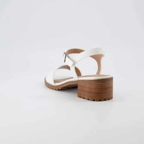 Vista 5 de CUSHIONAIRE Sandalia Flynn con tacón de bloque de una banda + espuma viscoelástica, anchos disponibles