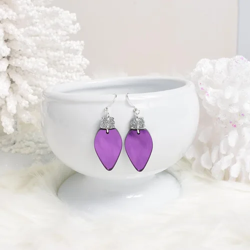 Vista 3 de Pendientes de luz de Navidad morados hechos a mano diseñados por Stacey, chapados en plata, aretes colgantes de alambre de oreja, regalos