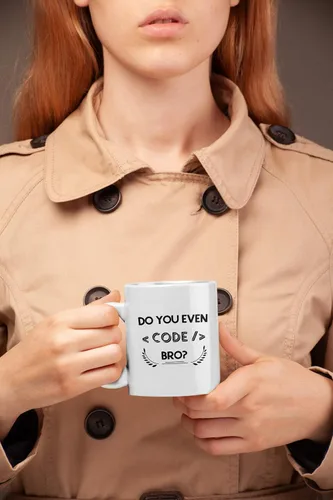 Vista 4 de Regalos de programador de computadora. Taza de café programadora nerd de 11 onzas con texto en inglés "Do You Even Code". Idea de regalo