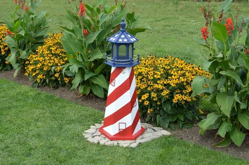 Vista 2 de Faro de estilo patriótico hecho por Amish con luz LED solar, 39 pulgadas de alto