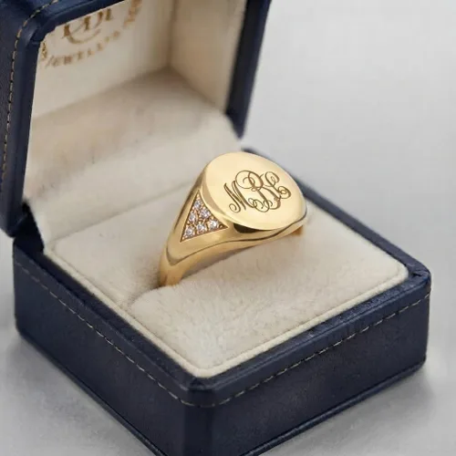 Vista 3 de Elegante joyero para mujer, anillo chevalier de diamantes en oro macizo de 9k, 14k y 18k, personalizado con iniciales, anillo de símbolo