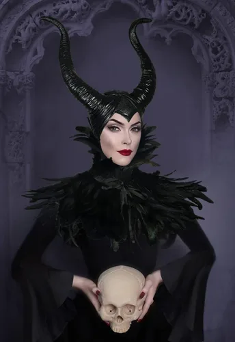 Vista 2 de UQJE Vestido negro de lujo para mujer, disfraz de capa de plumas con cuernos de maléfica